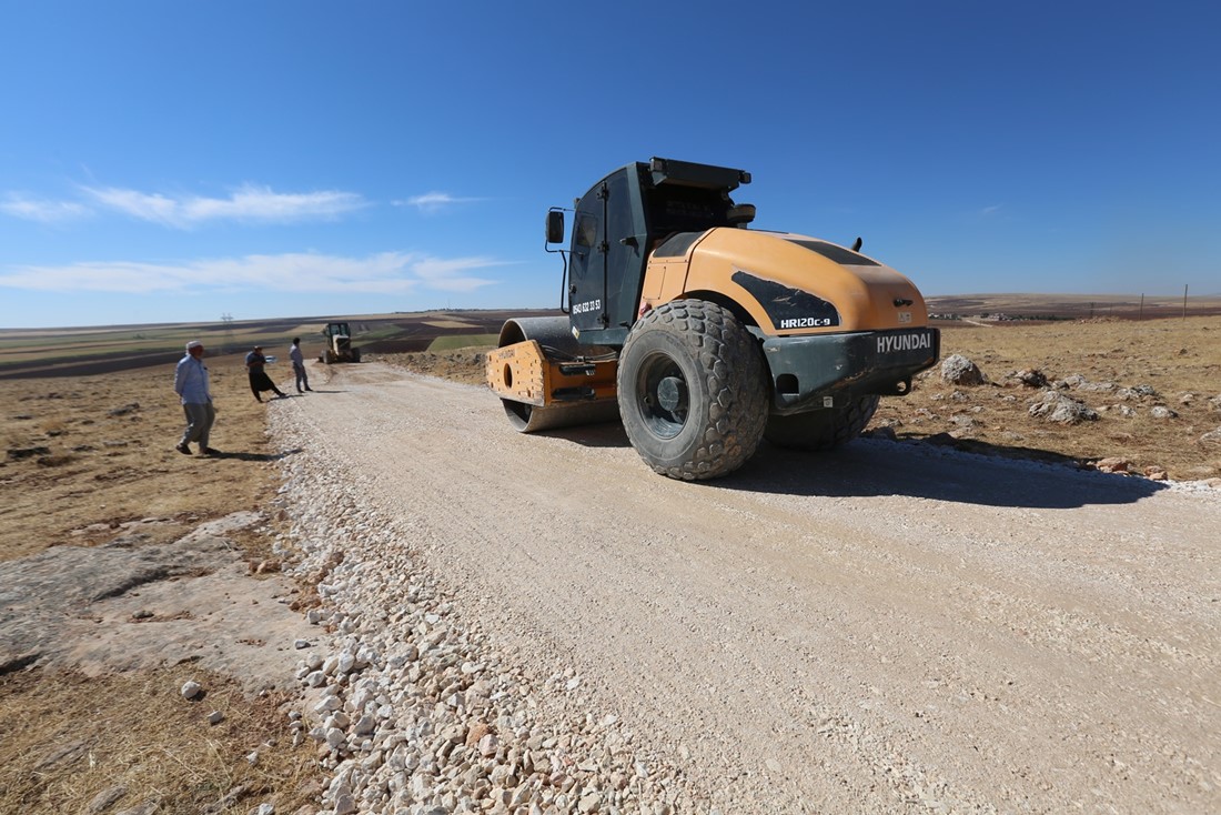 HALİLİYE’DE YOL YAPIM ATAĞI DEVAM EDİYOR