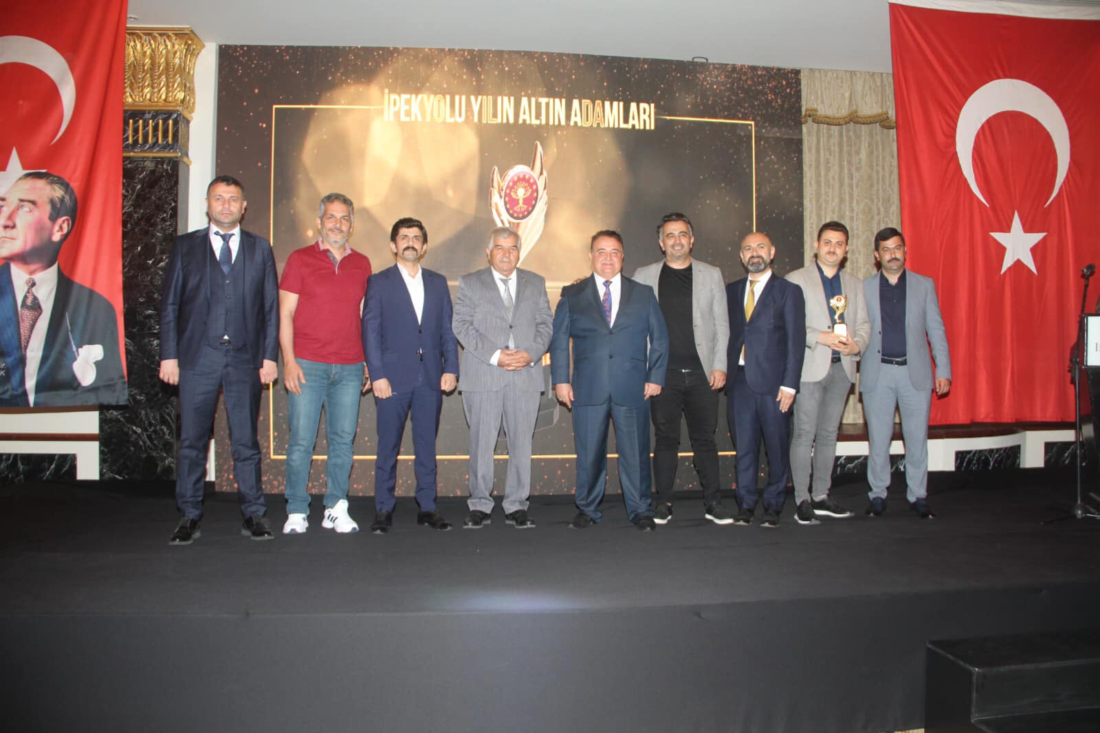 Bir 10 kişi, ayakta duran insanlar, takım elbise ve şunu diyen bir yazı 'PEKYOLU YILIN ALTIN ADAMLARI' görseli olabilir