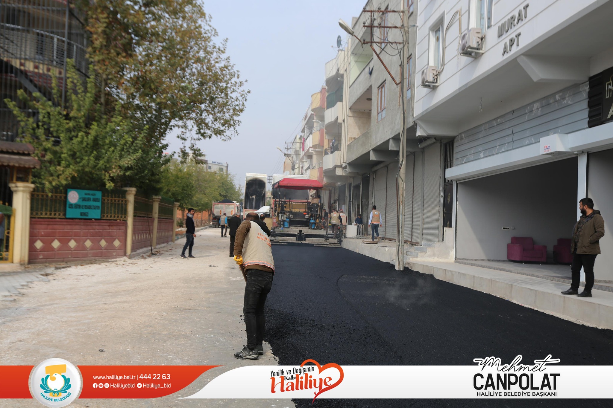 Bir 5 kişi, ayakta duran insanlar, yol ve yazı görseli olabilir