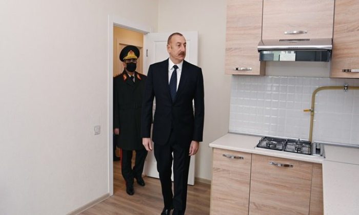 İlham Aliyev, MİDA’nın yaptırdığı binalarda şehit aileleri ve askerlerin kaldığı apartmanlarla tanıştı