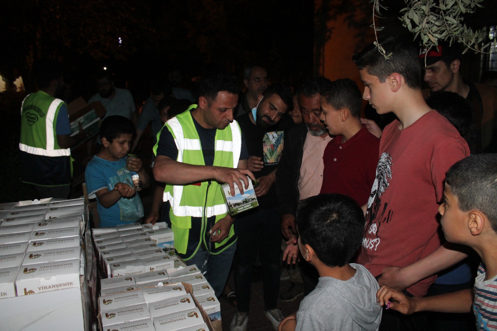 VİRANŞEHİR BELEDİYESİ KADİR GECESİNDE KANDİL SİMİDİ DAĞITTI
