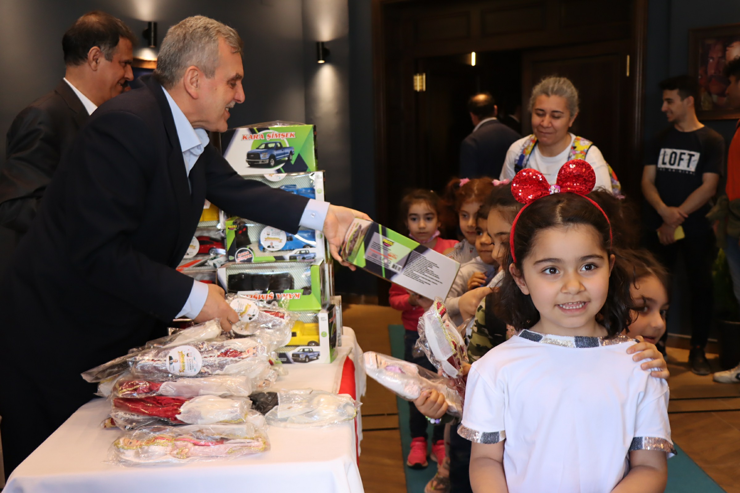 BÜYÜKŞEHİR ÇOCUKLARA 23 NİSAN SEVİNCİNİ ERKEN YAŞATTI