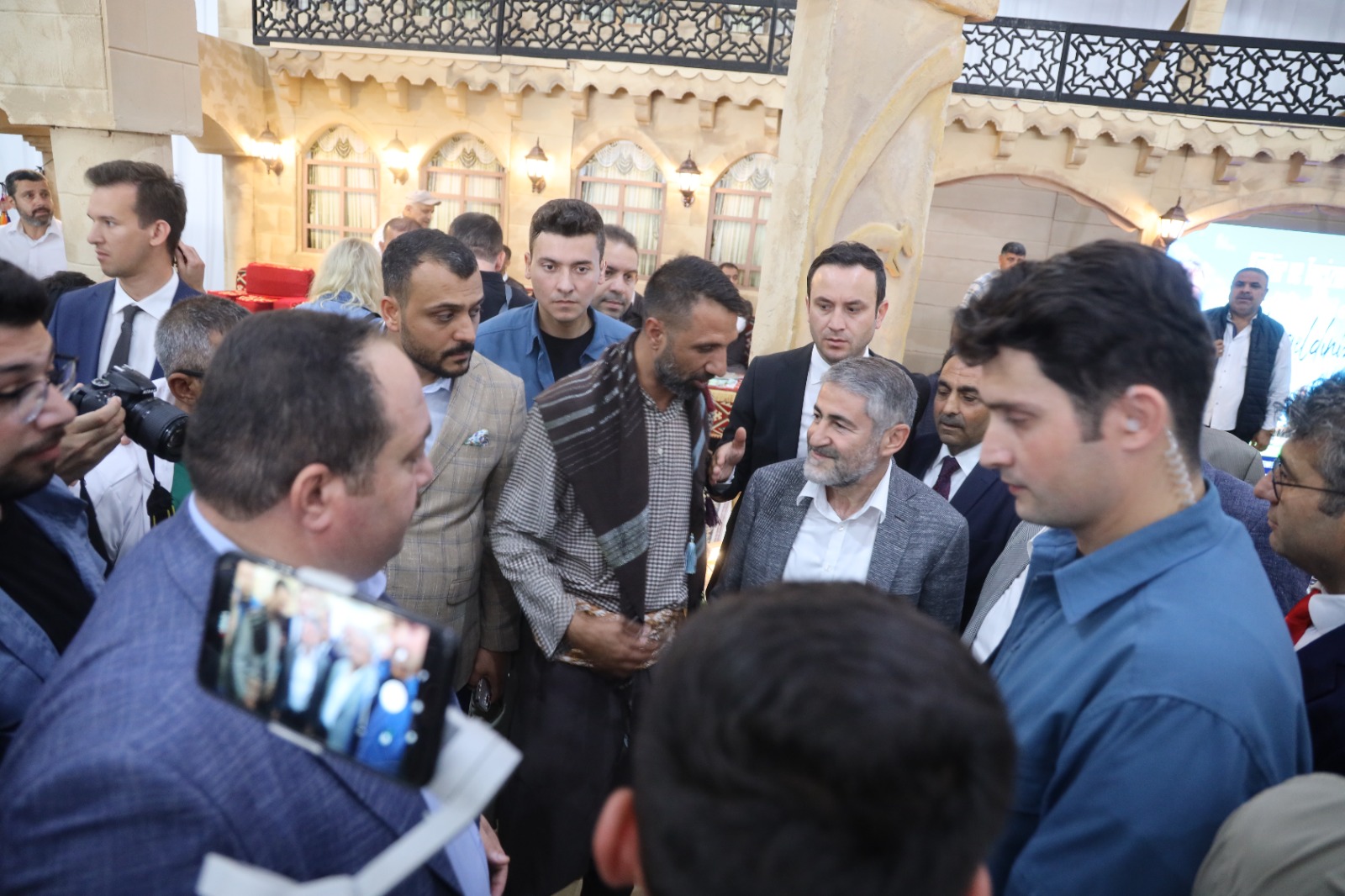 BAKAN NUREDDİN NEBATİ ŞANLIURFA BÜYÜKŞEHİR BELEDİYESİ STANDINDA