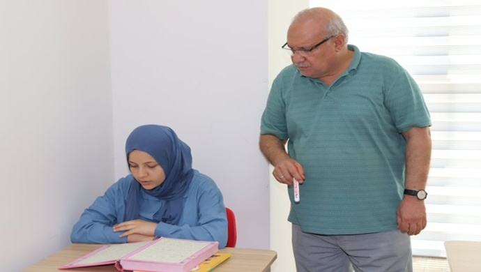 KARAKÖPRÜ’DE ÇOCUKLAR ZAMANINI KURAN’I KERİM ÖĞRENEREK DEĞERLENDİRİYOR