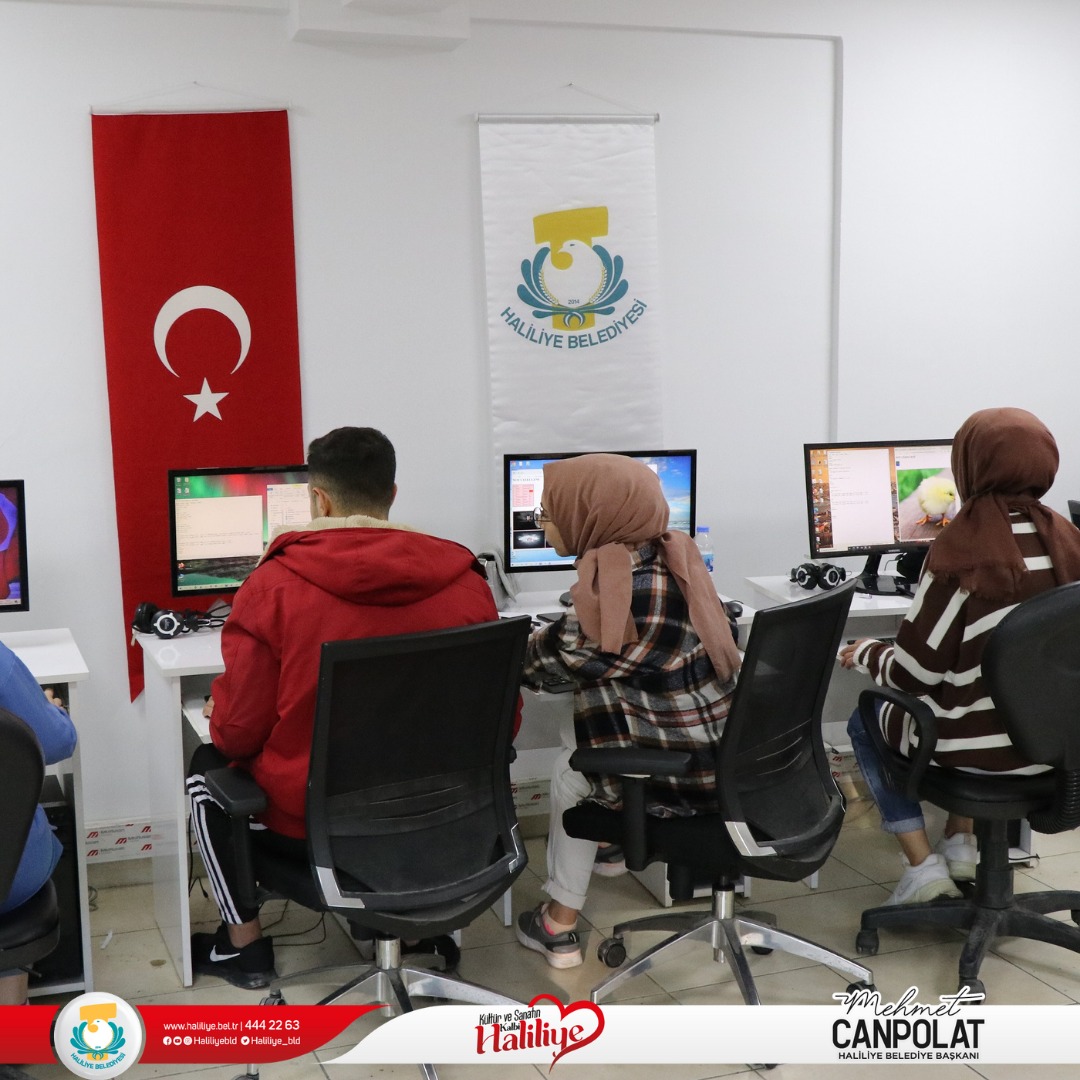 Bir 4 kişi, ayakta duran insanlar ve yazı görseli olabilir